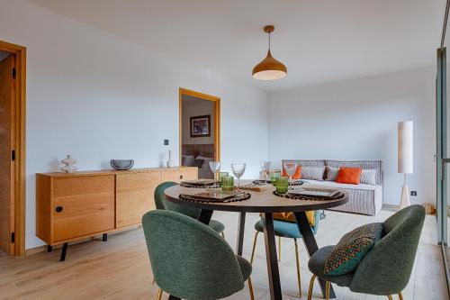 un salon avec une table, des chaises et un canapé dans l'établissement Casa Zen, à Vernosc-lès-Annonay