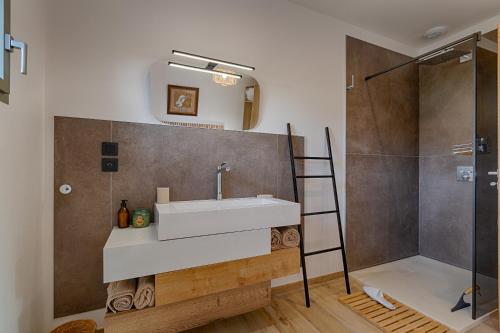 a bathroom with a sink and a shower at Casa Zen in Vernosc-lès-Annonay