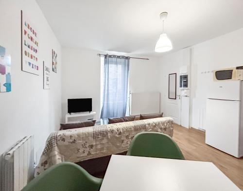 - un salon avec des fauteuils verts et un canapé dans l'établissement 002-T2 cosy 2 à 4 pers Lumineux Wifi & Parking, à Audincourt