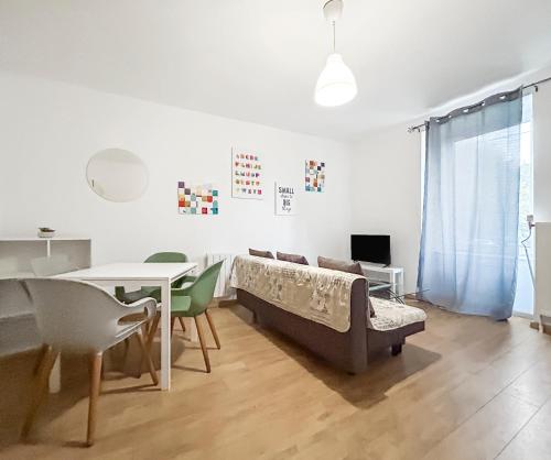 un salon avec un canapé et une table dans l'établissement 002-T2 cosy 2 à 4 pers Lumineux Wifi & Parking, à Audincourt