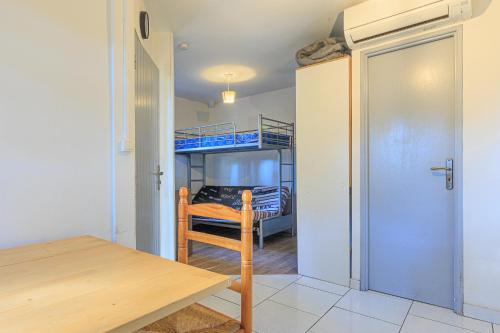 Cette chambre comprend une table et des lits superposés. dans l'établissement Saint Amon, à Moliets-et-Maa