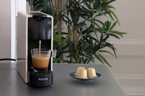 Příslušenství pro přípravu čaje a kávy v ubytování Le Central - Hypercentre Standing Wifi T