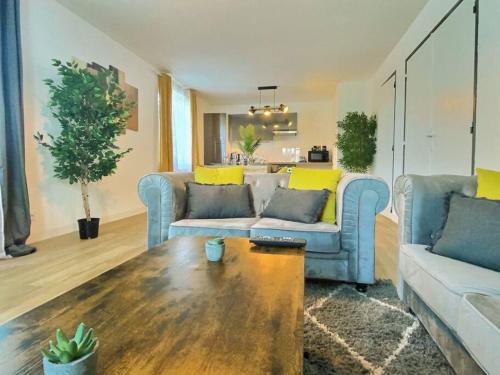 un salon avec un canapé et une table basse dans l'établissement Maison des chalets, 4ch, 8p - Angers -CHU, à Angers