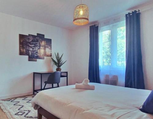 une chambre avec un lit, un bureau et une fenêtre dans l'établissement Maison des chalets, 4ch, 8p - Angers -CHU, à Angers