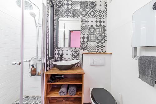 une salle de bain avec un lavabo et un miroir dans l'établissement T1 pop tout neuf au Panier, à Marseille