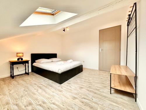 A bed or beds in a room at Le Cocon Urbain - Spacieux - Hyper Centre