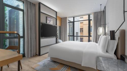 Una cama o camas en una habitación de EVEN Hotel Shenzhen Nanshan by IHG