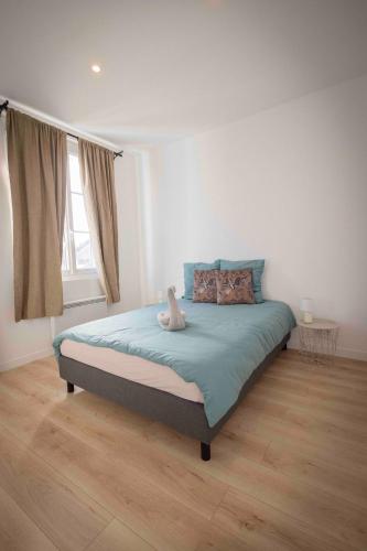 une chambre avec un lit avec un ours en peluche dessus dans l'établissement Évasion Zen Tropic au Cœur de Châteaudun, à Châteaudun