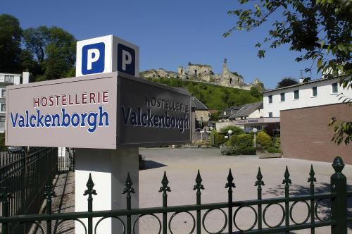 a sign on a pole in front of a parking lot at Hostellerie Valckenborgh - Lodging Only in Valkenburg