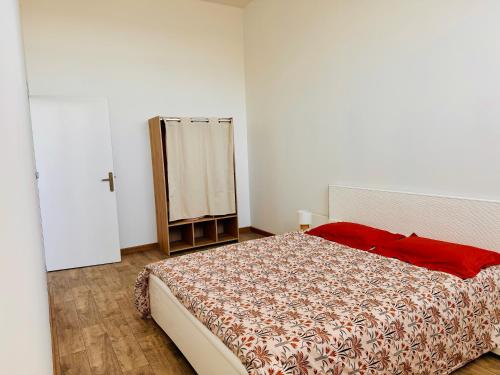 a bedroom with a bed and a mirror in it at Appartement Champagne in Châlons-en-Champagne
