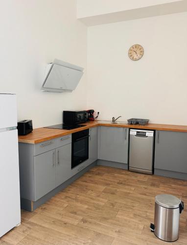 une cuisine avec un comptoir et un réfrigérateur dans l'établissement Appartement Champagne, à Châlons-en-Champagne