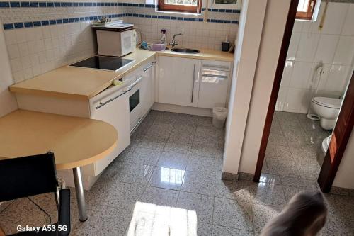 Il comprend une petite cuisine avec un lavabo et des toilettes. dans l'établissement Zentrale Messewohnung im wunderschönen Vorort, à Eschborn