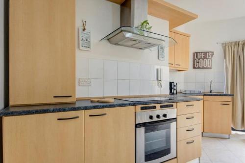 Spacious Apartment in St'Julians by SF HOMESにあるキッチンまたは簡易キッチン