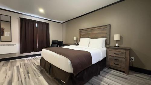 Katil atau katil-katil dalam bilik di Motel 7 Inn & Suites