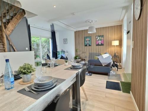 une cuisine et un salon avec une table et un canapé dans l'établissement Confort et convivialité au rendez-vous, Centre Angers-Musset, à Angers