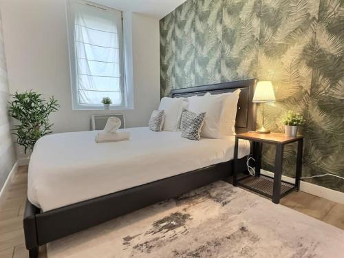 une chambre avec un grand lit et une fenêtre dans l'établissement Confort et convivialité au rendez-vous, Centre Angers-Musset, à Angers