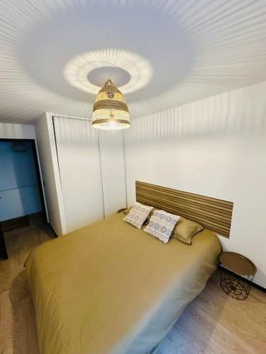 une chambre avec un grand lit avec un plafond dans l'établissement Cosy flat with garden, close to Paris and metro station, à Romainville