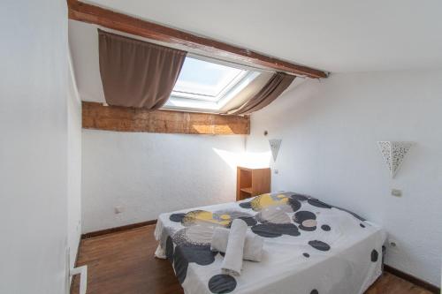 Katil atau katil-katil dalam bilik di L'Appartement vue quai - proche de la gare & des halles de Sète - 3ème étage sans ascenseur