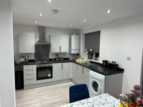 Dapur atau dapur kecil di Nice house with free Parking