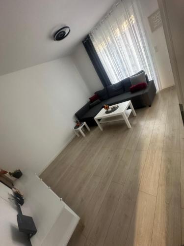 a living room with a couch and a table at Exklusives Haus Grenze Hamburg West in Hamburg