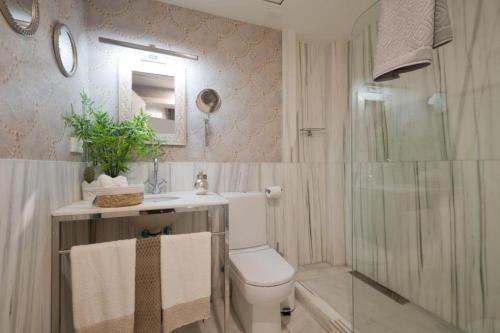 Moriscos Luxury Suite في غرناطة: حمام مع مرحاض ومغسلة ودش