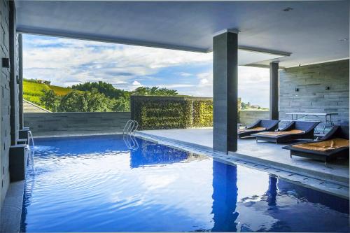 una piscina de agua azul en una casa en Daily Home Villa Dago, en Bandung