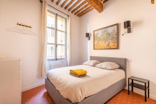 une chambre avec un lit et une fenêtre dans l'établissement Magnifique T3 Rénové et lumineux, à Aix-en-Provence