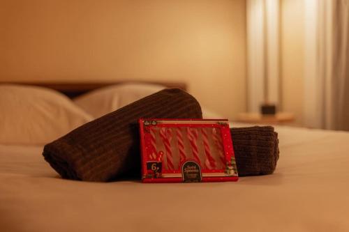 - une serviette brune au-dessus du lit dans l'établissement Doux Refuge - Au cœur de Paris, à Paris