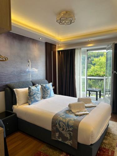 a bedroom with a large bed and a window at hotel whiteswan in Ehnen