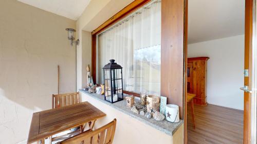 a dining room with a window and a table at Abitaziun Landignas - Zuoz in Zuoz