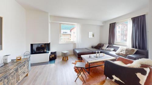 a living room with a couch and a table at Abitaziun Landignas - Zuoz in Zuoz
