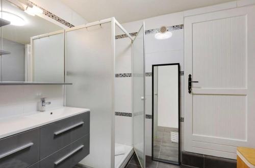 une salle de bain avec une douche en verre et un lavabo dans l'établissement Magnifique 2 pièces, clair neuf, à Paris