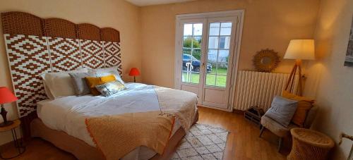 une chambre avec un lit et une fenêtre dans l'établissement Le Pavillon du Jardin des Plantes, à Le Petit-Quevilly