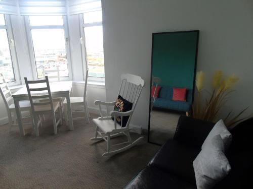 Ruang duduk di Snug - Grian-aig Apartment