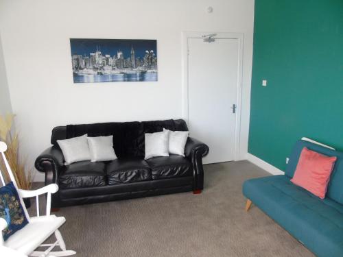 Ruang duduk di Snug - Grian-aig Apartment
