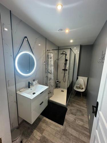 une salle de bain avec un lavabo, une douche et un miroir dans l'établissement Diamond Spa, à Sallaumines