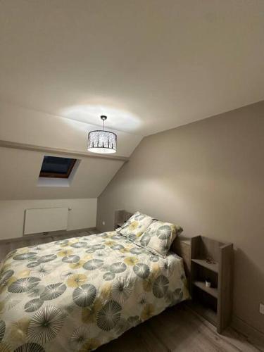 une chambre avec un lit et un lustre dans l'établissement Diamond Spa, à Sallaumines