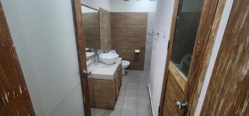 Un baño pequeño con lavabo e inodoro. en ECA Villa Sanur, en Sanur