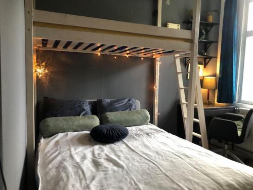 タリンにあるCozy apartment in Tallinnのベッドルーム1室(二段ベッド1組、枕付)