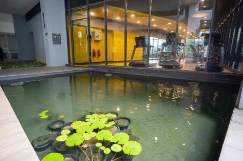 Kolam renang di atau dekat dengan Neu Suites By Cozy Unit L20RA near KLCC & Jelatek LRT