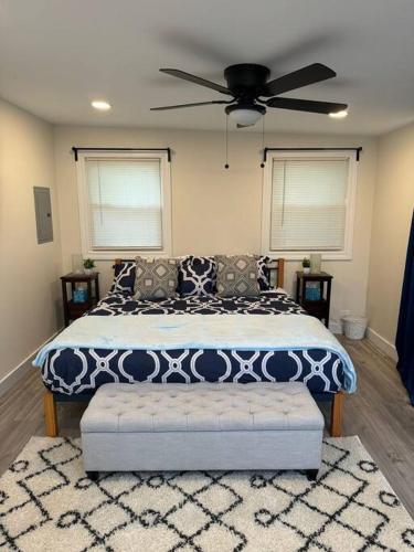 una camera con letto e ventilatore a soffitto di Cozy Corner Charming 1BR with WiFi a Skokie
