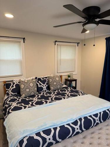 un letto in una camera da letto con ventilatore a soffitto di Cozy Corner Charming 1BR with WiFi a Skokie
