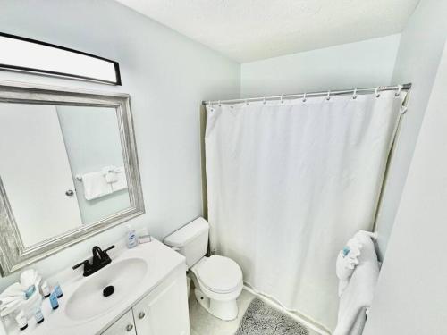 A bathroom at Bungalows Beach Key West Palm