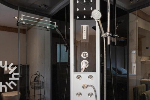 a bathroom with a shower with a microphone at OV575 - Landelijk gelegen 2P vakantiehuis met hottub in Sint-Jansklooster in Sint Jansklooster
