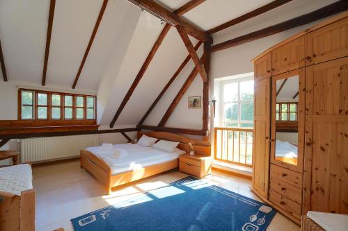 Giường trong phòng chung tại Ferienhaus Haupthaus