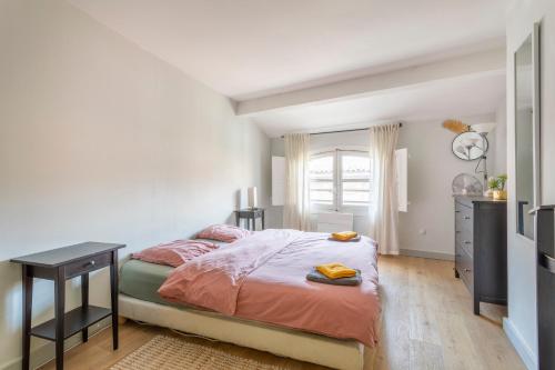 une chambre avec un lit, un bureau et une fenêtre dans l'établissement T2 Hotel Particulier Centre Aix, à Aix-en-Provence