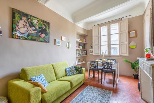 un salon avec un canapé vert et une table dans l'établissement T2 Hotel Particulier Centre Aix, à Aix-en-Provence