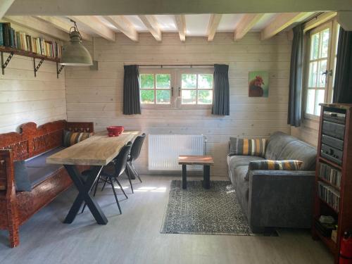 a living room with a table and a couch at B&B Mien Toentje in Leuth