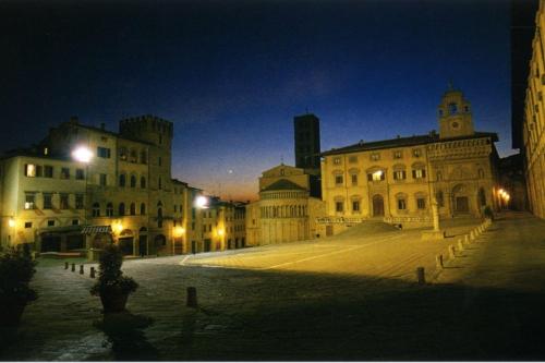 a group of buildings in a city at night at A'Loro B&B in Terranuova Bracciolini