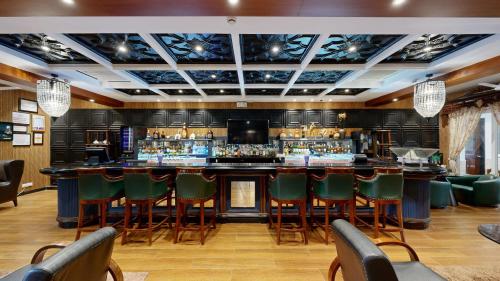 Lounge nebo bar v ubytování Mayfair Palm Beach Resort